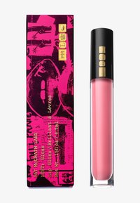 Lucidalabbra rosa in tubetto trasparente con tappo nero, decorato con loghi in oro goffrato, accanto a una scatola abbinata rosa e nera con testo e grafica dorati.