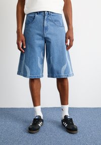 adidas Originals FLAMES - Džinsa auduma šorti - light denim
