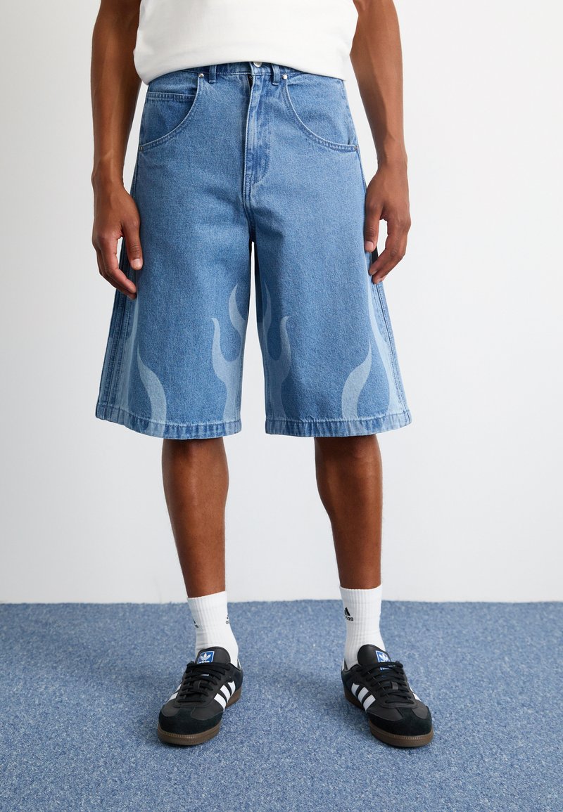 adidas Originals FLAMES - Džinsa auduma šorti - light denim