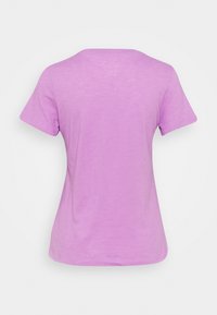 T-shirt violet à manches courtes avec un col rond, fabriqué en tissu doux, présentant une texture lisse et une coupe classique.
