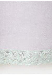 Tissu gris clair avec une bordure en dentelle vert menthe pâle, présentant un motif floral tourbillonnant le long du bord.