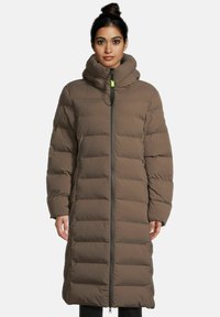 Langer brauner Daunenmantel mit hohem Kragen, gestepptem Design, Frontreißverschluss und schwarzen Akzenten. Hergestellt aus leichtem, isoliertem Material.