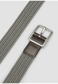 Grau gewebter Stoffgürtel mit silberner Metallschnalle und dunklen Lederakzenten an der Basis der Schnalle. Strukturierte Oberfläche.