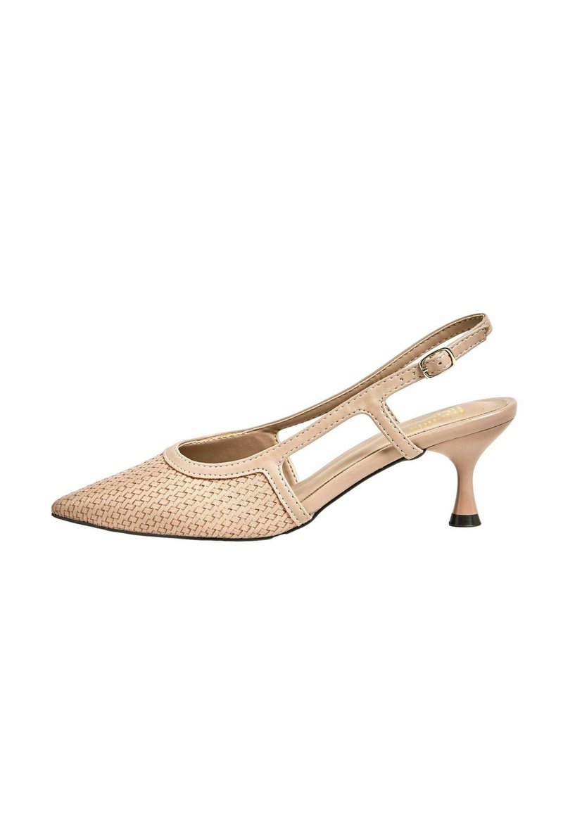 Beige kudottu slingback-korkokenkä, jossa on teräväkärkinen muotoilu, leikattu yksityiskohta ja 2-tuumainen kitten-korko. Liu'utettava materiaali ja kontrastivärinen musta pohja korostavat kenkää.