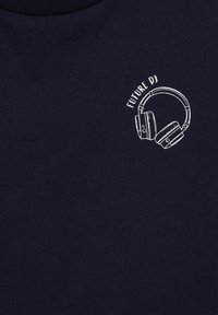 Mornarska majica s kratkimi rokavi z belim grafičnim dizajnom slušalk in besedilom "FUTURE DJ" zgoraj. Mehka tekstura.