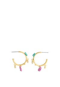 Boucles d'oreilles en or avec des accents de charme verts et roses. Comprend de petits charms en forme d'ours et une texture lisse et polie. Design léger.