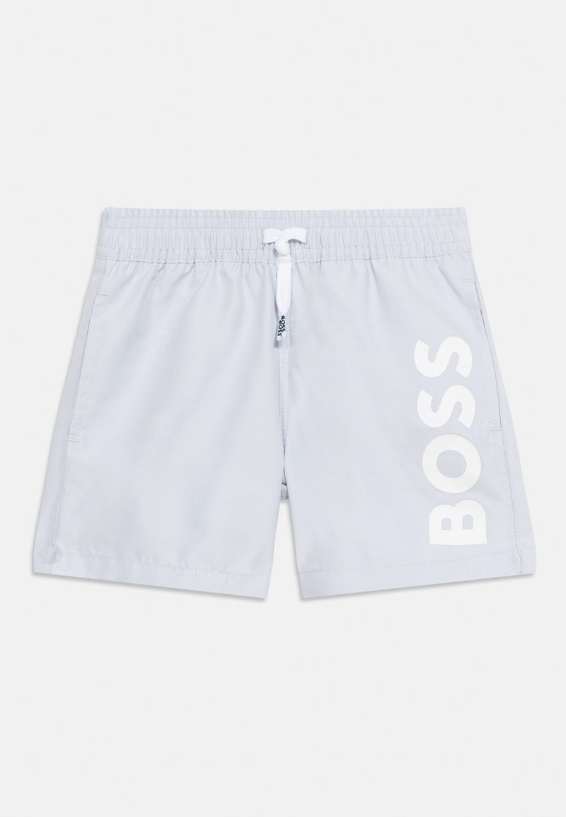 Hellblaue Badeshorts mit elastischem Bund, weißem Kordelzug, Seitentaschen und großem vertikalem weißen "BOSS"-Logo am rechten Bein.