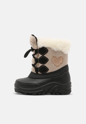 Beige Schneestiefel mit einer schwarzen Gummisohle. Verfügt über einen flauschigen weißen Kragen, ein dekoratives Herz-Patch und schwarze Schnürsenkel mit silbernen Akzenten.