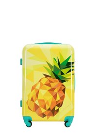 Tvrzený kufr s žlutým pozadím a geometrickým vzorem ananasu. Doplněný tyrkysovými koly a rukojeťmi.