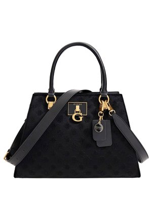 Zwarte Guess-handtas met geperst logopatroon, gouden accenten, dubbele handgrepen, afneembare schouderriem en merklabels.