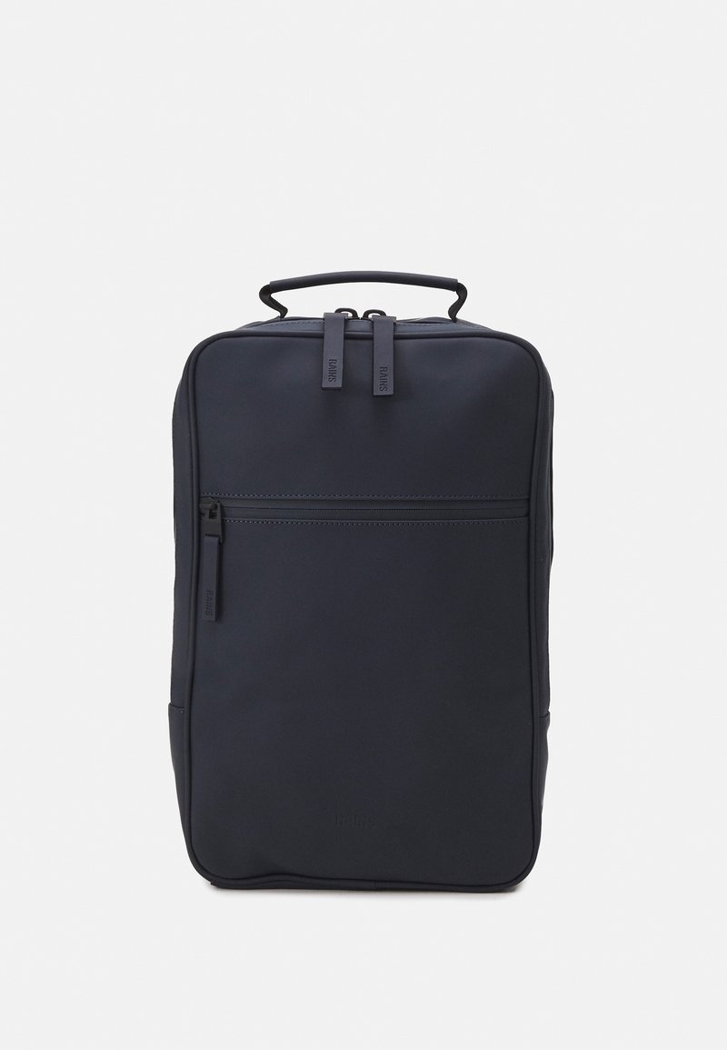 Sac à dos noir avec une texture lisse et mate ; dispose de deux zips sur le dessus, d'une poche avant et d'une poignée rembourrée pour un transport facile.