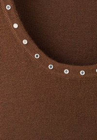 Pulover tricotat maro cu un guler larg, având mici ochiuri metalice de-a lungul marginii. Textură netedă, model de cusătură uniform.