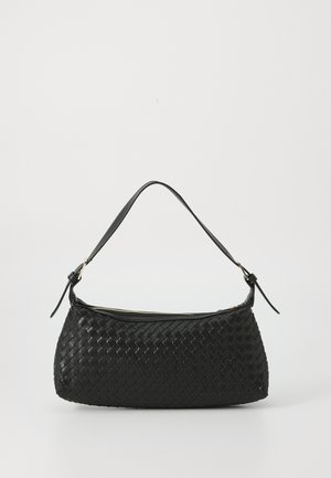 Borsa a spalla nera intrecciata con tracolla in pelle liscia e chiusura con zip. Presenta una superficie texturizzata e una forma curvata.