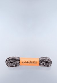 Szare plecione sznurówki związane pomarańczową etykietą z napisem "NAPAPIJRI" w czarnym kolorze. Gładka tekstura, odpowiednie do obuwia.