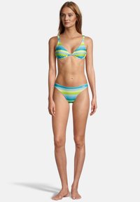 Ensemble de bikini présentant un motif rayé dans des teintes de bleu et de vert. Fabriqué en tissu extensible avec une finition lisse, il comprend des bretelles réglables.
