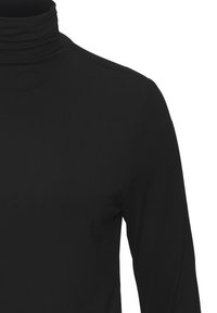 Črn pulover s turtleneck iz gladkega, raztegljivega materiala. Ima dolge rokave in visok, zložen ovratnik. Preprost dizajn brez vzorcev.