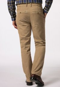 Béžové corduroy kalhoty s rovnými nohavicemi, vybavené zadními kapsami se zapínáním na knoflíky a jemnou texturou.