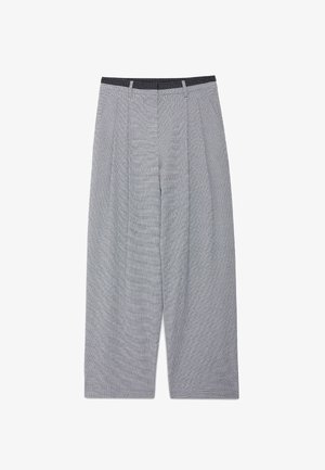Pantalon large taille haute avec motif à carreaux noir et blanc subtil, plis à l'avant, passants de ceinture et fermeture avant dissimulée.
