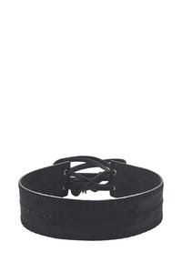 Cinturón de ante negro con un diseño plano, superficie texturizada con patrones cuadrados y cierre tipo cordones con ojales de metal.