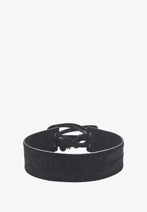 Cintura in suede nero con design piatto, superficie testurizzata con motivi a quadrati e chiusura con lacci e occhielli metallici.
