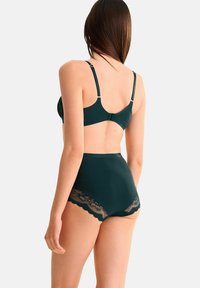 Soutien-gorge vert foncé et culotte taille haute avec des détails en dentelle. Tissu doux, bretelles réglables et bords en dentelle festonnée.