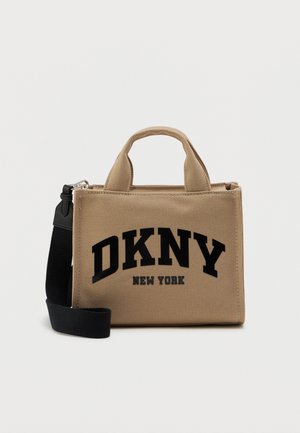 Kangas olkalaukku ruskealla "DKNY NEW YORK" -logolla, suorakulmainen muoto, kaksi yläkahvaa ja säädettävä musta hihna ristiin kuljetettavaksi.
