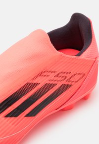 adidas Performance F50 LEAGUE LACELESS FIRM/MULTI-GROUND - Botines de fútbol para terreno firme - turbo/aurora black/platin metallic