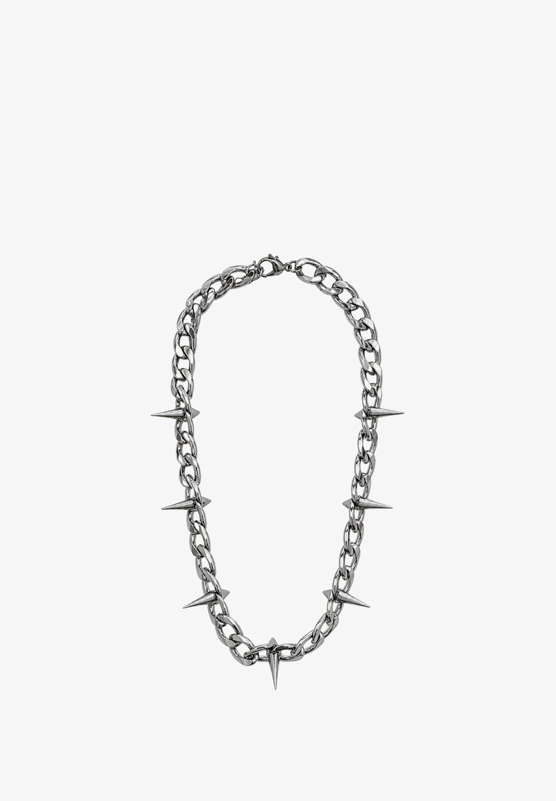 Collier chaîne en métal argenté avec de longs pics pointus régulièrement espacés sur les maillons et une fermeture à mousqueton.