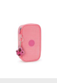 Portapenne rosa rettangolare con tessuto strutturato, dotato di un logo rotondo e di un portachiavi a forma di scimmietta pelosa attaccato alla cerniera.