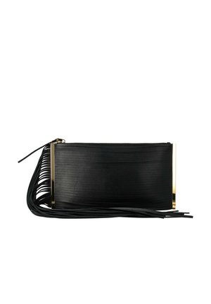 Pochette rectangulaire noire avec bords en métal doré et longues franges en cuir noir sur un côté, fermeture zippée sur le dessus.