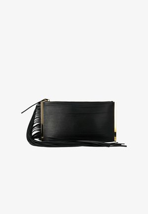 Pochette rectangulaire noire avec bords en métal doré et longues franges en cuir noir sur un côté, fermeture zippée sur le dessus.