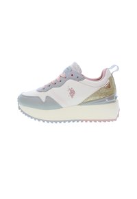 Sneaker with a low-top design, made of white leather with grey and pink accents, featuring a glittery heel and a textured mesh tongue.