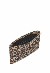 Clutch in pelle con stampa leopardata, dotata di un esterno in tessuto testurizzato, zip dorata e interno nero. Design compatto con forma piatta e senza hardware visibile.