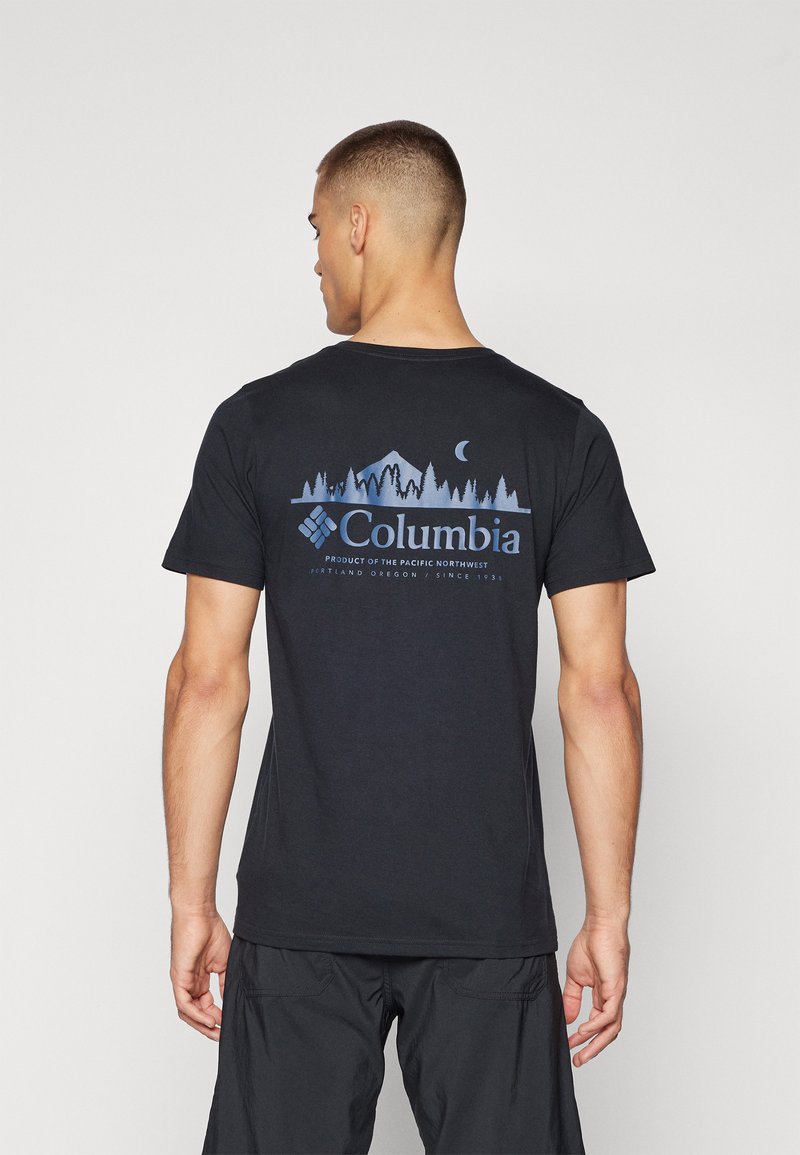 Čierne bavlnené tričko s grafickým dizajnom hôr, stromov a mesiaca v modrej farbe na chrbte, s textom "Columbia" nižšie.