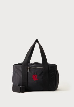 Sac de sport rectangulaire noir avec deux poignées solides, poche avant zippée, poches latérales, bandoulière réglable et petit logo rouge à l'avant.