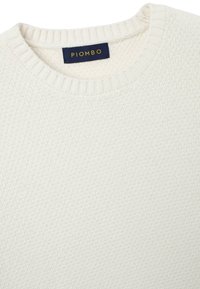 Crème-kleurige gebreide trui met een gestructureerd oppervlak, met een klassieke ronde halslijn en een blauw label met de tekst "PIOMBO."