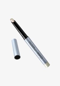 Crayon fard à paupières KIKO Cool Colour dans un emballage argent métallique avec une surface texturée. Design rétractable, embout anglé et applicateur noir.