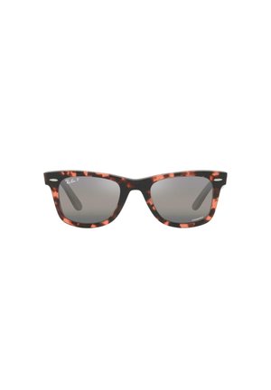 Occhiali da sole Ray-Ban con una montatura tartaruga nera e rossa, lenti grigie, forma a occhio di gatto e dettaglio in argento del logo sul lato.