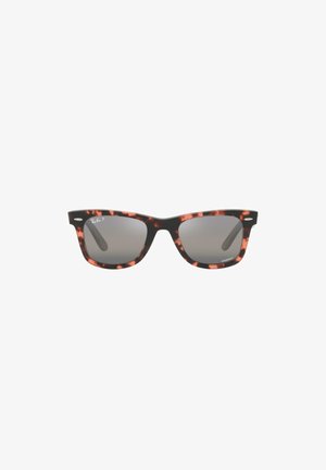 Occhiali da sole Ray-Ban con una montatura tartaruga nera e rossa, lenti grigie, forma a occhio di gatto e dettaglio in argento del logo sul lato.