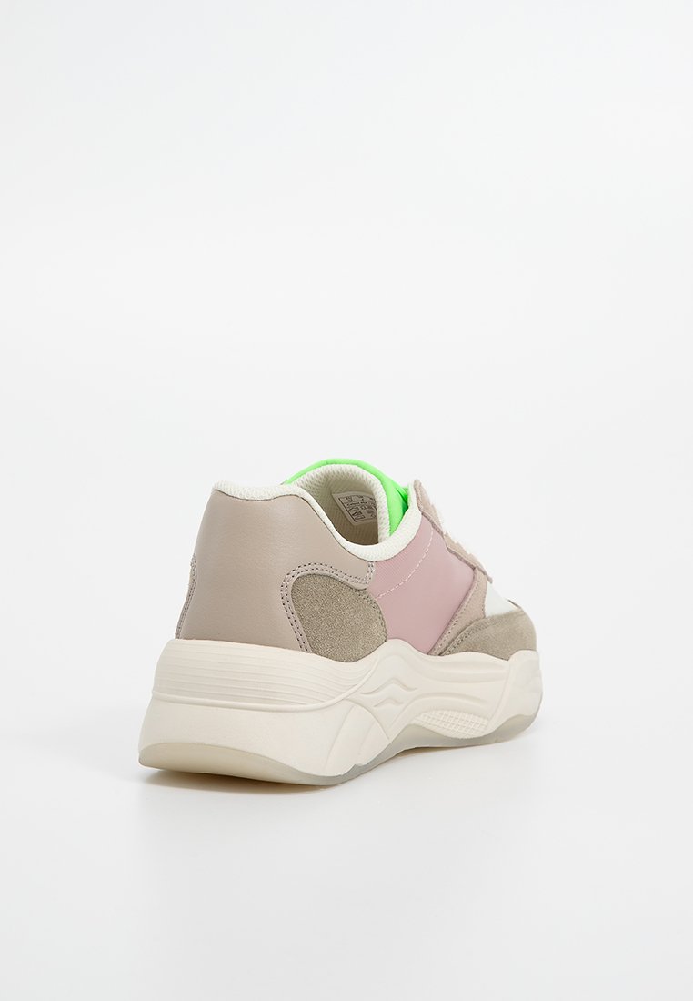 Sneakers met een mix van lichtbeige leer, zachte roze suede en witte accenten. Dikke, gesculpteerde zool met een groene binnenvoering.