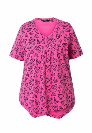 Top rosa de manga corta con escote en V y diseño fruncido, con un patrón de hojas negras por todo el tejido. La tela parece suave y ligera.