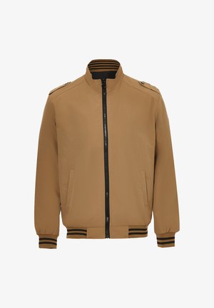 Jachetă bomber maro cu fermoar frontal, manșoane și tiv ribbate, și dungi negre pe guler. Două buzunare laterale și butoane pe umeri vizibile.