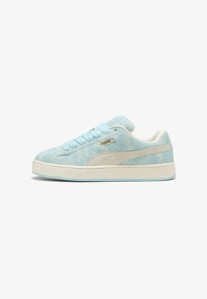 Tenisi din suede bleu deschis, cu o suprafață texturată, talpă din cauciuc de culoare crem și detalii de dantelă tonale. Accente cu logo auriu pe lateral.