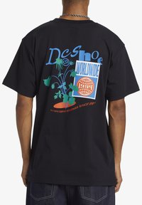 Zwart katoen T-shirt met een kleurrijk grafisch ontwerp met tekst en een plantenmotief op de rug. Losse pasvorm met korte mouwen.