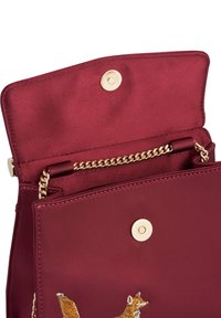 Borsa in satin bordeaux con hardware dorato. Presenta una tracolla a catena e un design ricamato di volpe sulla parte anteriore. Chiusura a scatto magnetica.