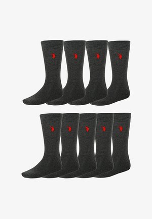 Otte mørkegrå besætningestrømper med ribbede manchetter og et lille rødt broderet logo på siden, arrangeret i to rækker af fire.