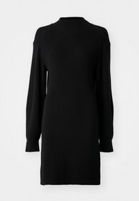 Vestido preto de malha com um decote alto, mangas longas, textura canelada e silhueta reta. Sem padrões ou acentos visíveis.