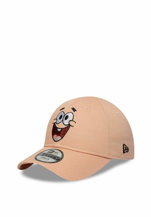Hellrosa Baseballkappe für Kleinkinder mit einem lächelnden Comicgesicht auf der Vorderseite und gebogenem Schirm.