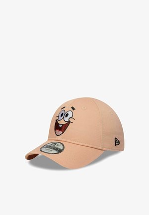 Lichtroze baby baseballpet met een geborduurd glimlachend cartoongezicht aan de voorkant en een gebogen klep.