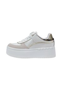 Sneaker platform realizzata in morbida pelle bianca con accenti in suede nude, rifiniture in oro, perforazioni sui lati e un tallone decorato.